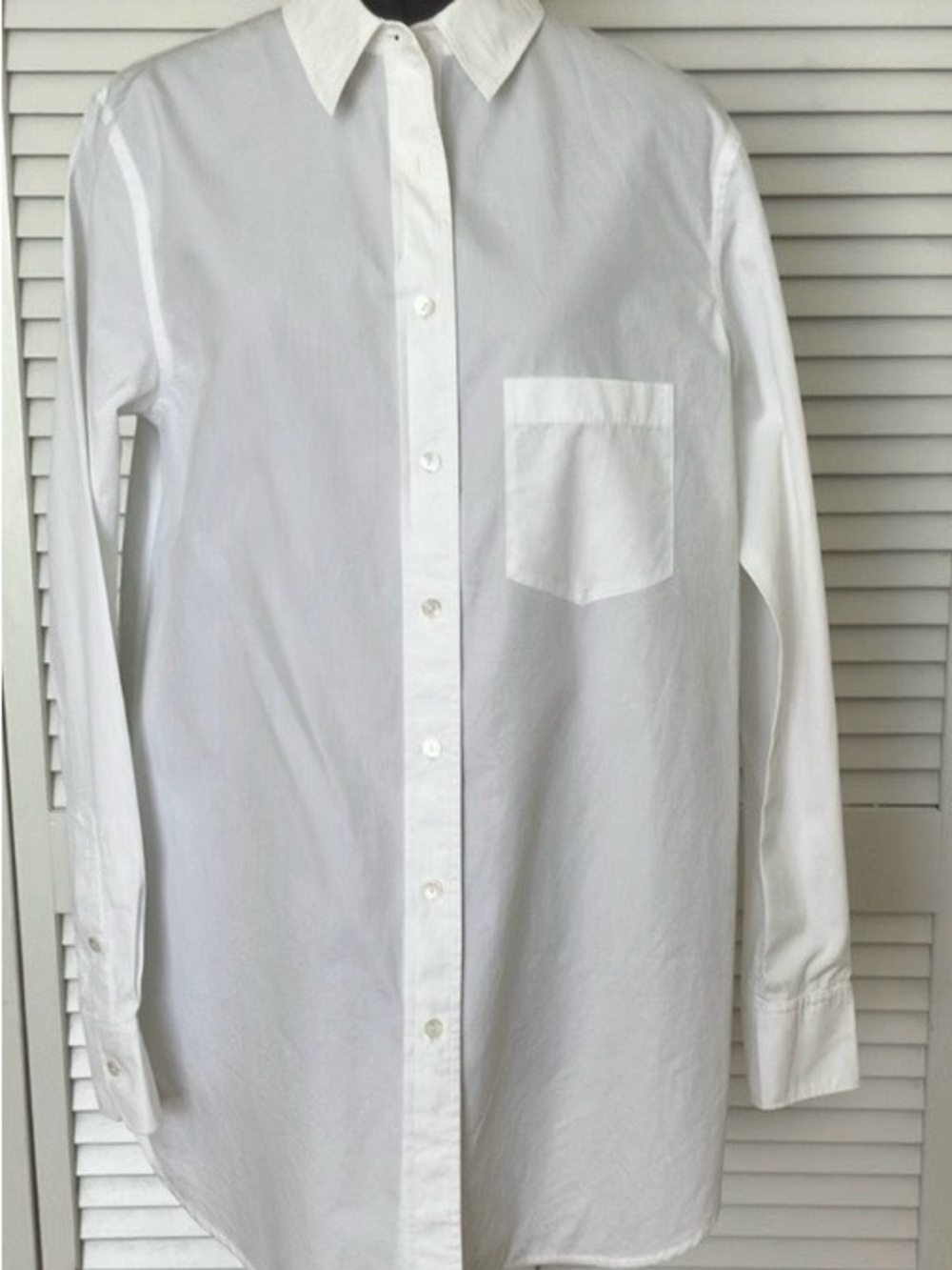 VINCE Classic Women’s longer length White Button-Down Shirt. Sz XS